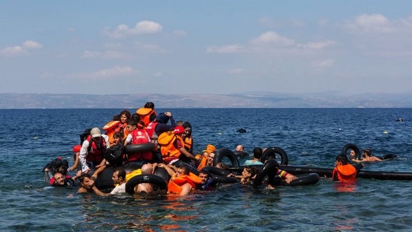 Des réfugiés afghans et syriens en difficulté au large de l’île de Lesbos, en Grèce. © UNHCR/Ivor Prickett