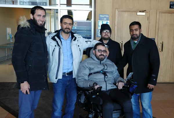 Aymen Derbali fait partie des rescapés de l'attentat de la mosquée de Québec en janvier 2017. En voulant attirer l’attention du tueur sur lui pour éviter le plus de morts, ce fidèle de la mosquée a été touché de plusieurs balles dans le corps, lui paralysant des jambes. Une campagne de dons a été lancée afin de lui offrir une maison adaptée avec sa famille.
