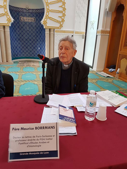 Le P. Maurice Borrmans, lors de sa conférence « Al-Ghazâlî est-il un maitre spirituel ? Et pour qui ? », qu’il donne le 4 mai 2017, à la Grande Mosquée de Lyon. (photo © GML)