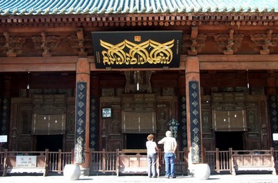 L'entrée de la salle de prière de la mosquée.