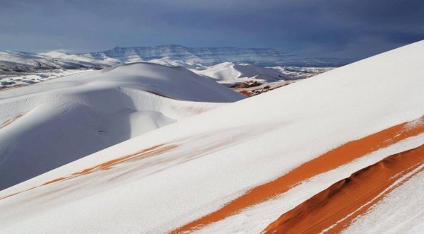La neige est tombée dans le Sahara algérien en ce début d’année 2017. © Météo France