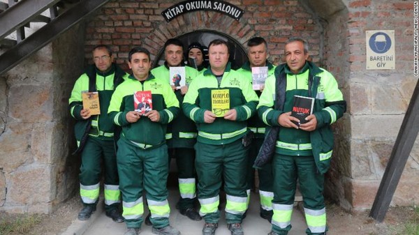 Des éboueurs d’Ankara, en Turquie, ont ouvert une bibliothèque en amassant des livres jetés dans les poubelles afin de leur offrir une seconde vie. © Municipalité de Cankaya