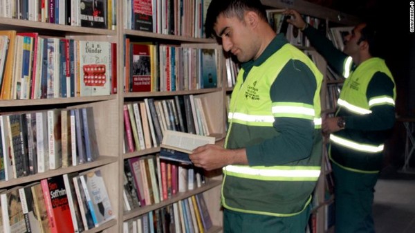 Turquie : des éboueurs ouvrent une bibliothèque publique en ramassant les livres jetés