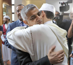 Sadiq Khan à la mosquée Al Manaar de Londres lors de la journée Visit My Mosque. © Sadiq Khan/Twitter