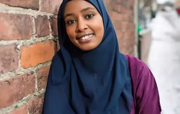 Maryan Abdulkarim oeuvre pour une meilleure représentation des femmes de couleur et de confession musulmane en Finlande, qui compte moins de 5 % de sa population considérée comme non blanche.