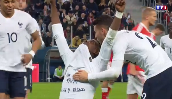 Comment Paul Pogba rend hommage à son défunt père en plein match (vidéo)