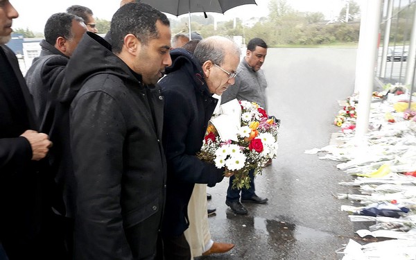 Une délégation de l’Union des mosquées de France (UMF), conduite par son président Mohammed Moussaoui et rejoint par des imams et aumôniers de la région de l’Aude, a déposé une gerbe de fleurs devant le Super U de Trèbes en mémoire aux victimes des attentats du 23 mars. © UMF