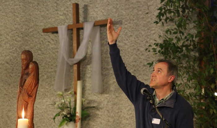 Une rencontre islamo-chrétienne pour célébrer la Vierge Marie a été organisée lundi 9 avril à l'Eglise de l'Epiphanie à Vénissieux où se sont déplacés de nombreux musulmans pour l'occasion. Ici, un paroissien gestuant l'Evangile. © Jérôme Moreau