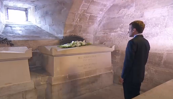 Emmanuel Macron s'est rendu au Panthéon vendredi 27 avril, à l'occasion du 170e anniversaire de l'abolition de l'esclavage. Ici devant le devant le caveau de Victor Schoelcher.