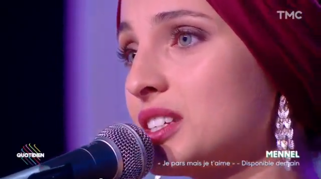 Après avoir été évincée de The Voice, Mennel fait son come-back avec un premier single qui sort vendredi 11 mai. © Quotidien/TMC