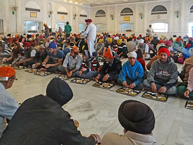 La pratique du langar, repas gratuit communautaire, remonte au XVIe siècle. Ici à Gurdwara Bangla Sahib, un sanctuaire sikh, à New Delhi, en Inde. (photo : Jean-Pierre Dalbéra)