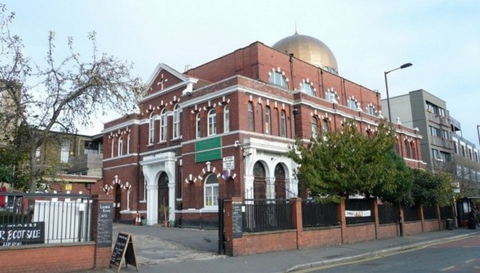 La mosquée de Shacklewell Lane, à Londres, est la première mosquée turque de Grande-Bretagne, ouvert depuis 1977. Elle est aussi la première à accepter les dons en crypto-monnaies type Bitcoin.