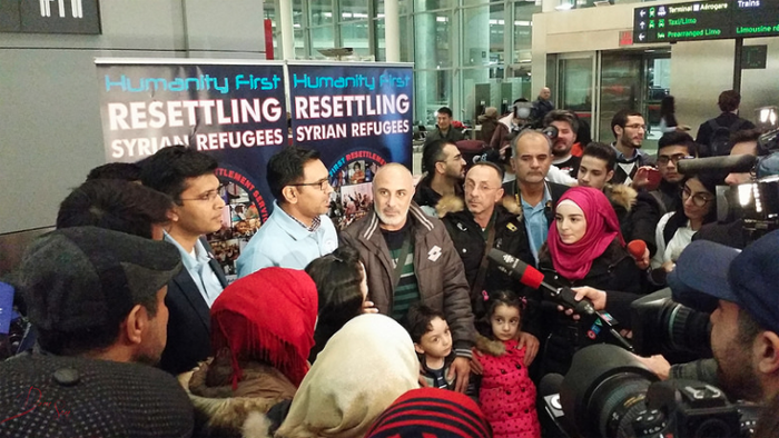 Accueil de la première famille de réfugiés syriens, à l'aéroport de Toronto (Canada), en décembre 2015. (photo : Domnic Santiago)