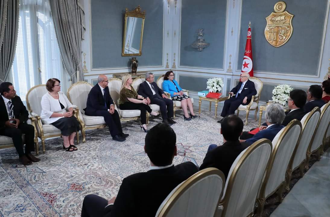Les membres de la Colibe réunis ici lors de la remise de leur rapport au président Tunisie Béji Caïd Essebsi le 8 juin. © Présidence tunisienne