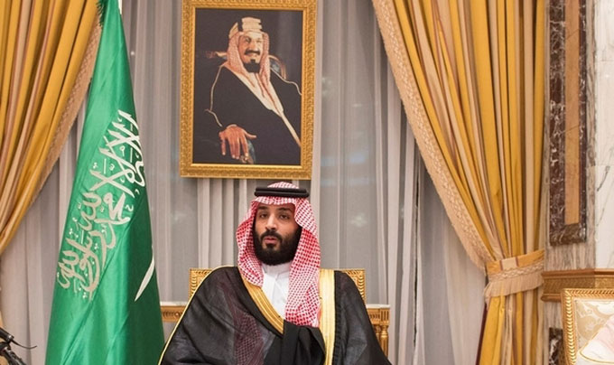 Le prince héritier saoudien Mohammed ben Salmane, avec, au-dessus, le portrait du roi Salmane.