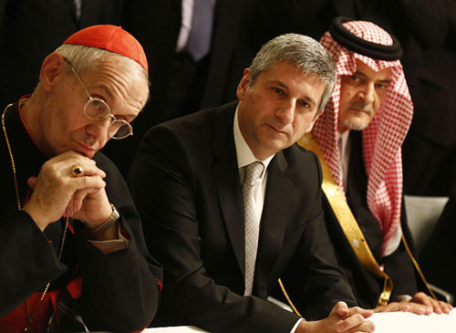 Le cardinal Jean-Louis Tauran (à g.), lors de l’inauguration, à Vienne (Autriche), en novembre 2012, du Centre international pour le dialogue interreligieux et interculturel (KAICIID), avec le vice-chancelier autrichien et ministre des Affaires étrangères Michael Spindelegger et le prince et ministre saoudien des Affaires étrangères Saoud al-Fayçal. (© Ministère autrichien des Affaires étrangères)