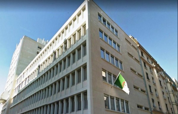 Racisme : un ex-policier libéré après avoir tagué le consulat d’Algérie