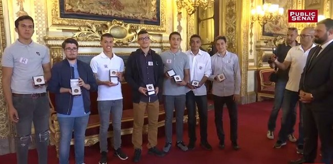 Des ados rendent 4 000 euros trouvés dans le RER : médaillés de la citoyenneté au Sénat