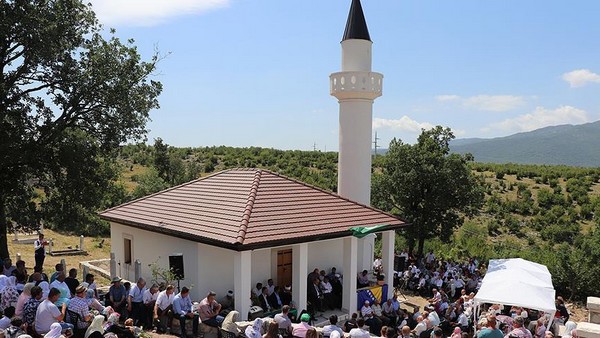 Après 26 ans de fermeture, la mosquée Bajramovic dans le village d’Orahovica, au sud de Bileca, en Bosnie-Herzagovine, renaît de ses cendres. © Anadolu