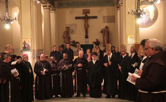 Une rencontre entre franciscains et derviches tourneurs a été organisée le 27 octobre 2017 à l’église Saint-Louis des Français d'Istanbul. Au centre, le prêtre franciscain Gwénolé Jeusset. A sa gauche, le cheikh mevlevi Nail Kesova. © Nathalie Ritzmann