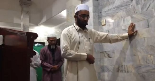 Indonésie : en plein séisme, un imam continue de diriger la prière plutôt que de fuir (vidéo)
