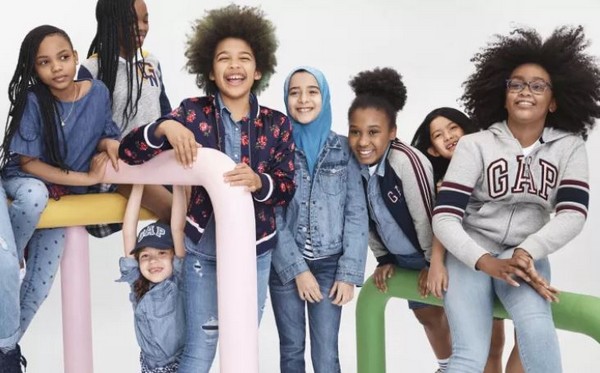 Gap Kids veut célébrer la diversité dans ses pubs aux Etats-Unis, polémique en France