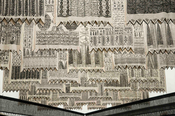 « Les Maîtres invisibles », œuvre monumentale composée de 99 bannières de coton, est un hommage à quatorze grands mystiques soufis.