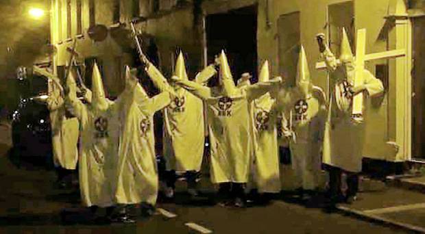 Habillés du costume du Ku Klux Klan, ils posent devant une mosquée d’Irlande du Nord