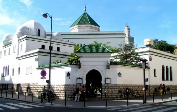 La Grande Mosquée de Paris illuminée en rouge en soutien à la liberté religieuse dans le monde