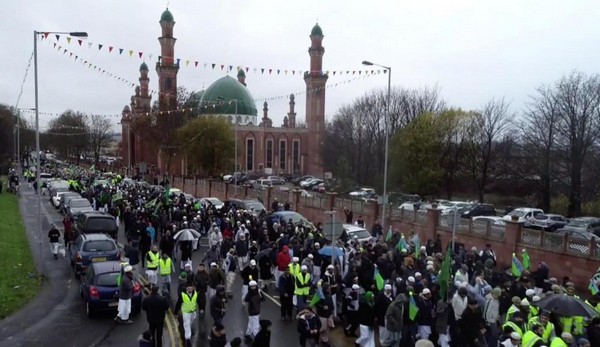 Angleterre : des centaines de musulmans marchent à Bradford pour le Mawlid