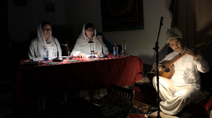 Artiste soufi albanais, Enris Qinami est diplômé de guitare et enseignant de musique. Egalement ethnomusicologue, il est passionné par les traditions de la mystique et des arts de l’islam. Il se produit, notamment, avec l’ensemble Dervish Spirit. © Maison soufie