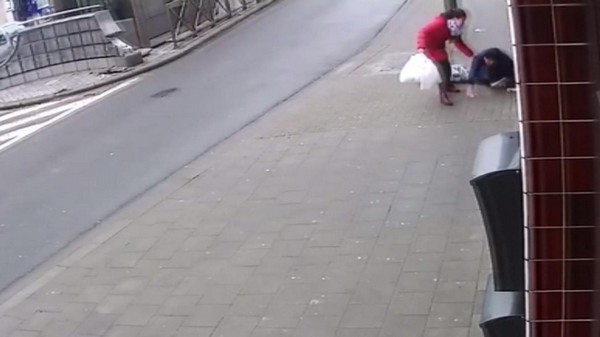 Belgique : une femme voilée victime d'une agression gratuite en pleine rue (vidéo)