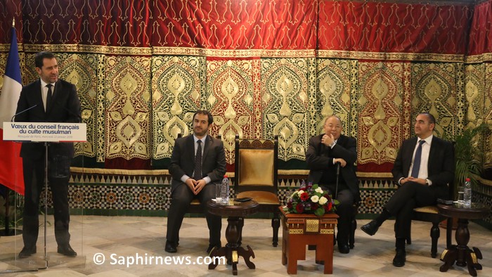 Le Conseil français du culte musulman (CFCM) a organisé, mercredi 23 janvier, une cérémonie de vœux à la Grande Mosquée de Paris à laquelle s’est joint le ministre de l’Intérieur Christophe Castaner. Assis, de g. à dr. : le président du CFCM Ahmet Ogras, le recteur de la Grande Mosquée de Paris Dalil Boubakeur et le secrétaire d'Etat auprès du ministre de l'Intérieur Laurent Nunez.