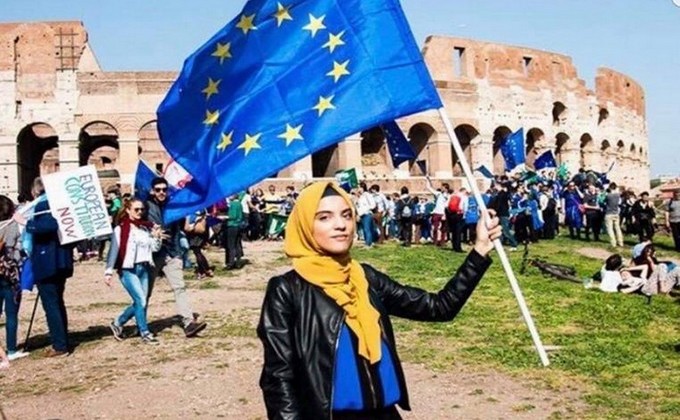 Yasmine Ouirhrane a été nommée par le Parlement européen, avec le concours de la fondation Schwarzkopf, lauréate du prix du Jeune européen de l’année 2019. ©️ Benjamin Fievet, March for Europe, Rome 2017.