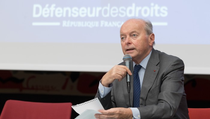 Le Défenseur des droits alerte contre le recul des services publics et le renforcement de la répression en France