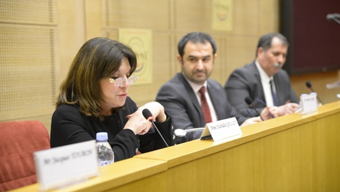 Les violences faites aux femmes, tel était le thème du colloque organisé au Sénat samedi 9 mars par par le groupe de dialogue des femmes du CFCM et la sénatrice Nathalie Goulet, ici à l'image aux côtés du président du CFCM Ahmet Ogras et de son prédécesseur Anouar Kbibech.