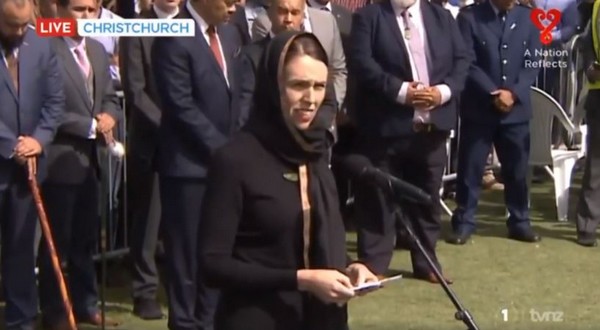 En hommage aux victimes de Christchurch, Jacinda Ardern cite un hadith du Prophète Muhammad (vidéo)