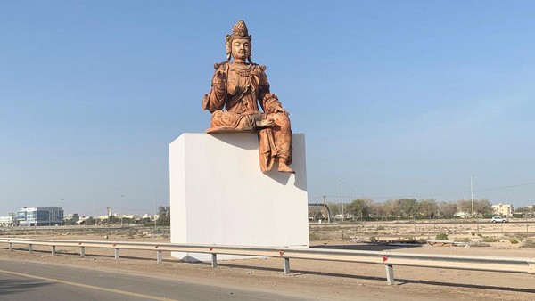 Une sculpture bouddhique géante a fait son apparition aux Emirats arabes unis le long d'une autoroute, dans le cadre d'une exposition promue par le Louvre Abu Dhabi. © The National