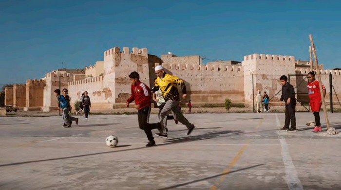 L’Institut du monde arabe (IMA) accueille l'exposition « Foot et monde arabe, la révolution du ballon rond » du 10 avril au 21 juillet. Grand-père jouant au foot avec des enfants Taroudant, Maroc 2018 © Joseph Ouechen
