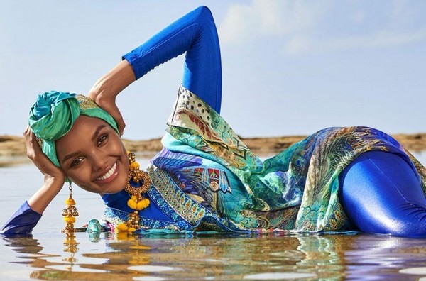 Le magazine américain Sports Illustrated a fait le buzz en mettant en Une de sa couverture la mannequin Halima Aden, habillée en burkini, dans le cadre de son numéro spécial maillots de bain. © Sports Illustrated