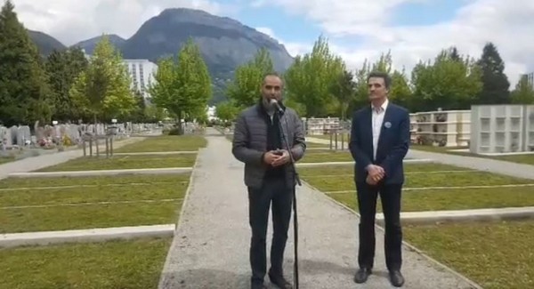 Riadh Azouni, secrétaire général du Conseil des imams de l’Isère (à gauche), aux côtés du maire de Grenoble Éric Piolle pour l'inauguration, samedi 4 mai, du premier carré musulman de la ville.