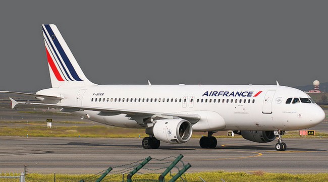 Expulsions de sans-papiers : après les gilets jaunes, les gilets noirs contre Air France