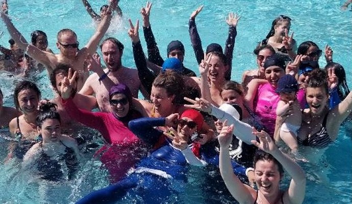 A Grenoble, des femmes ont décidé de défier l’interdiction du port du burkini, en place dans des piscines municipales. © Alliance citoyenne