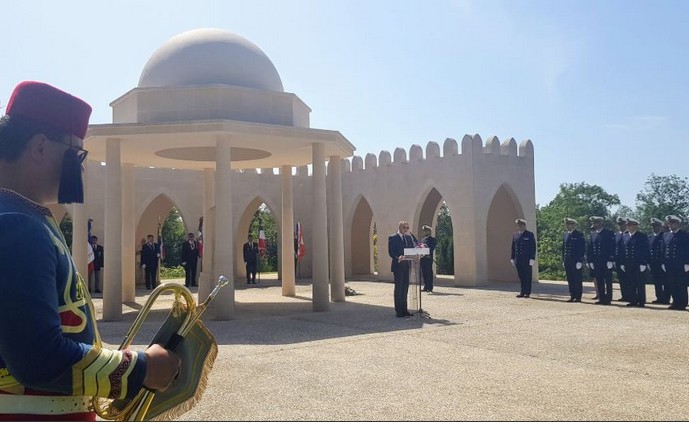 A l'ossuaire de Douaumont, une cérémonie d'hommage aux soldats musulmans morts pour la France a été organisée mardi 25 juin par l'aumônerie musulmane aux armées. Cette cérémonie a vu la présence de la Fondation de l'islam de France, dirigée par Ghalab Bencheikh (à l'image). © FIF