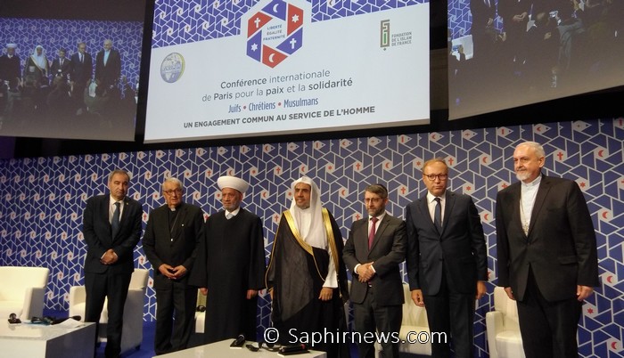 La conférence interreligieuse pour la paix et la solidarité s'est tenue mardi 17 septembre à Paris. De g. à dr. : le président de la Fédération protestante de France (FPF), l'archevêque de Lille Mgr Defois, le grand mufti du Liban  Abdellatif Deriane, le secrétaire général de la Ligue islamique mondiale Mohammed Ben Abdul Karim Al-Issa, le Grand rabbin de France Haïm Korsia, le président de la Fondation de l'islam de France Ghaleb Bencheikh, et Mgr Emmanuel Adamakis, président de l'Assemblée des évêques orthodoxes de France (AEOF).