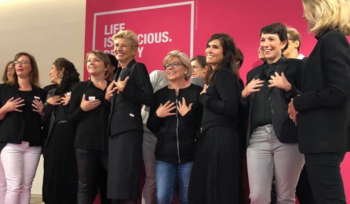 Encourager toujours plus de femmes en France à participer au dépistage du cancer du sein, c’est le but affiché de la campagne Octobre rose. Ici, à l'exposition d'Ozalys présentée à Paris les 4 et 5 octobre. © CMyNewMe/ Facebook