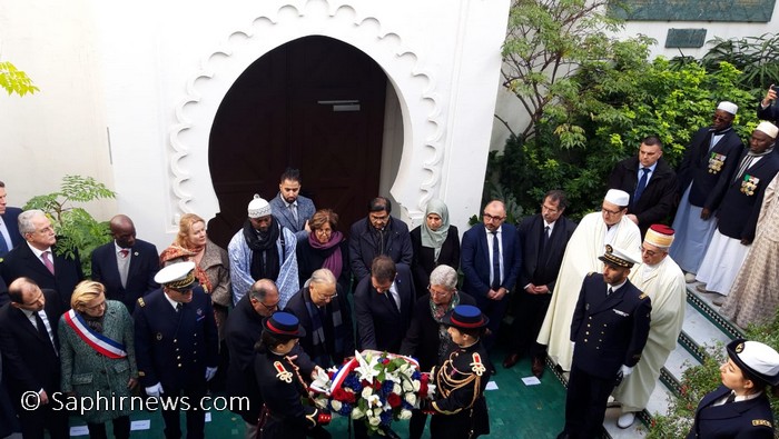 A l'occasion du 101e anniversaire de l'Armistice du 11-Novembre, Christophe Castaner s'est rendu, jeudi 7 novembre 2019, à la Grande Mosquée de Paris, afin de rendre un hommage appuyé aux soldats musulmans morts pour la France. A ses côtés pour déposer une gerbe, la secrétaire d’Etat auprès de la ministre des Armées, Geneviève Darrieussecq, et le recteur Dalil Boubakeur.