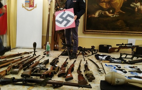 Un attentat visant une mosquée en Toscane, en Italie, a été déjoué, après l’arrestation de militants d’extrême droite mardi 13 novembre. Un véritable arsenal a été découvert dans plusieurs lieux perquisitionnés, comme en témoigne cette photo prise par la police italienne.