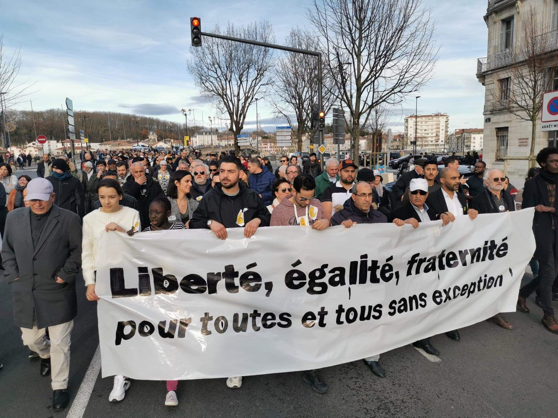 Plusieurs centaines de personnes ont défilé, dimanche 15 décembre, afin de marquer leur soutien aux deux victimes de l'attaque islamophobe perpétrée contre la mosquée de Bayonne le 28 octobre 2019. © Twitter / SOS Racisme