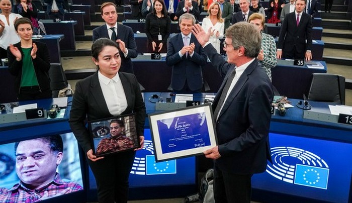 Le prix Sakharov a été remis à Jewher Ilham au nom de son père, le dissident ouïghour Ilham Tohti. © Parlement européen